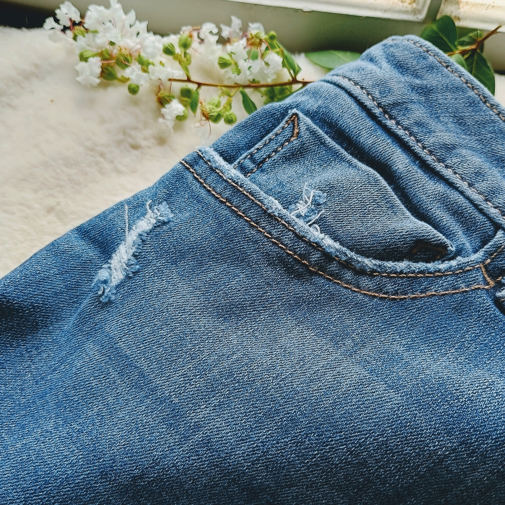 Simply Vera, Vera Wang mid-rise Capri jeans w floral embroidered embellishments - Picture 2 of 9